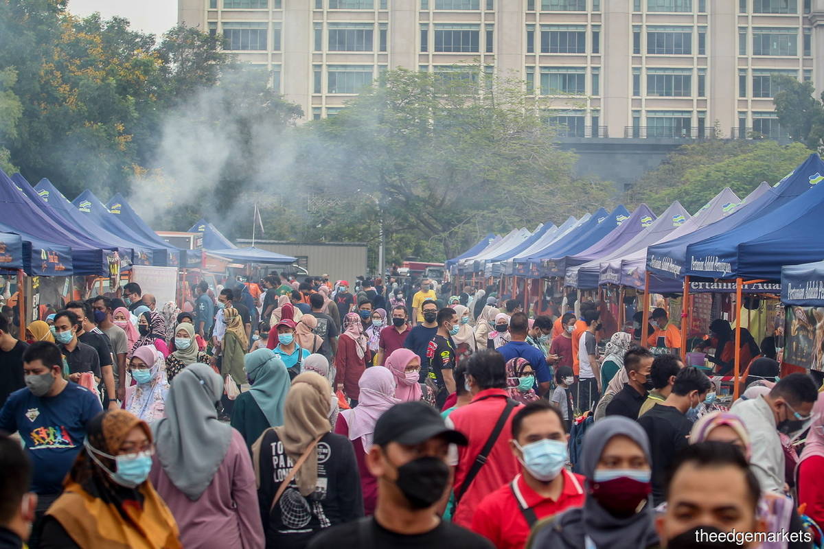 A market in Putrajaya on Oct 14. According to Khairy, those who cannot be vaccinated due to health reasons will be fine as they would be provided with MySejahtera digital exemption. (Photo by Mohamad Shahril Basri/The Edge)